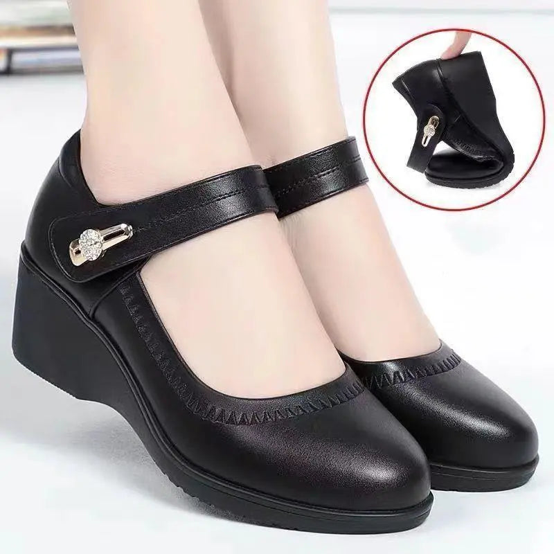🏆👡【Tamanhos 35-41】Sapatos em pele macia com sola macia e salto plataforma antiderrapante para mães