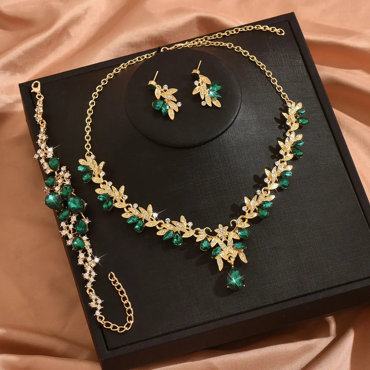 🔥💎✨Conjunto de joias de alta qualidade com pendentes em forma de gota, banhados a ouro (três peças): Colar + Pulseira + Brincos