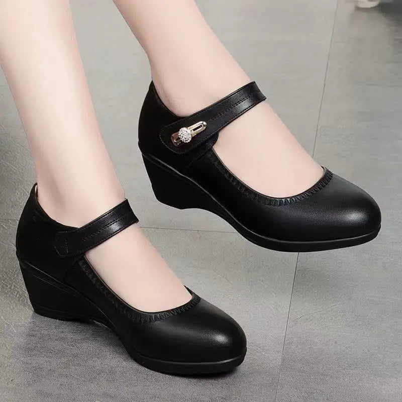 🏆👡【Tamanhos 35-41】Sapatos em pele macia com sola macia e salto plataforma antiderrapante para mães